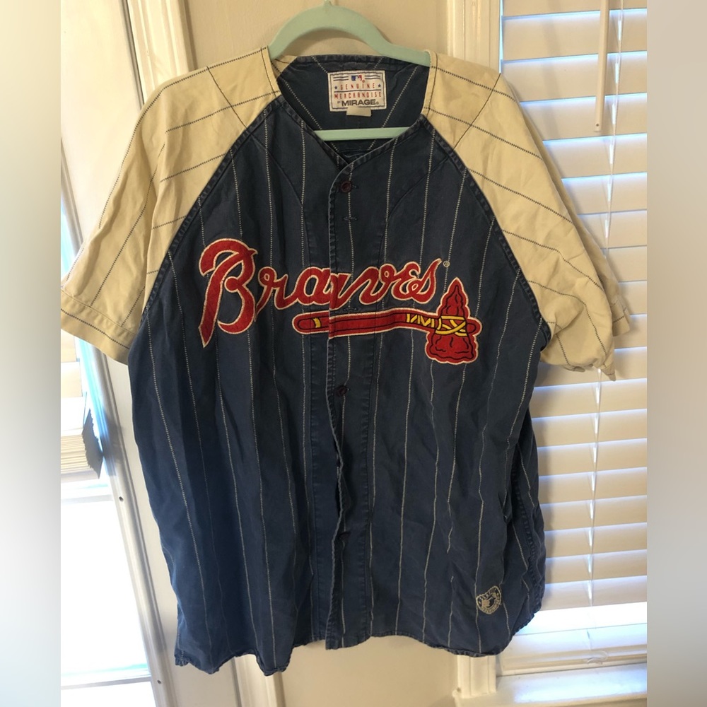 Men’s vintage-looking Braves shirt
